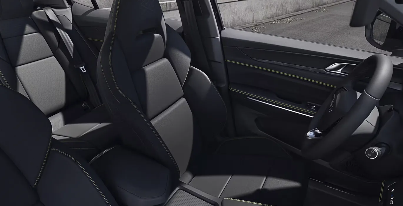 Lynk-Co-01-1.5-PHEV-Core-interior-delantera-II.webp